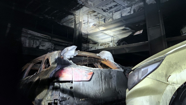 Nhiều ô tô bên trong tàu AH SHIN bị cháy, hư hỏng nặng.