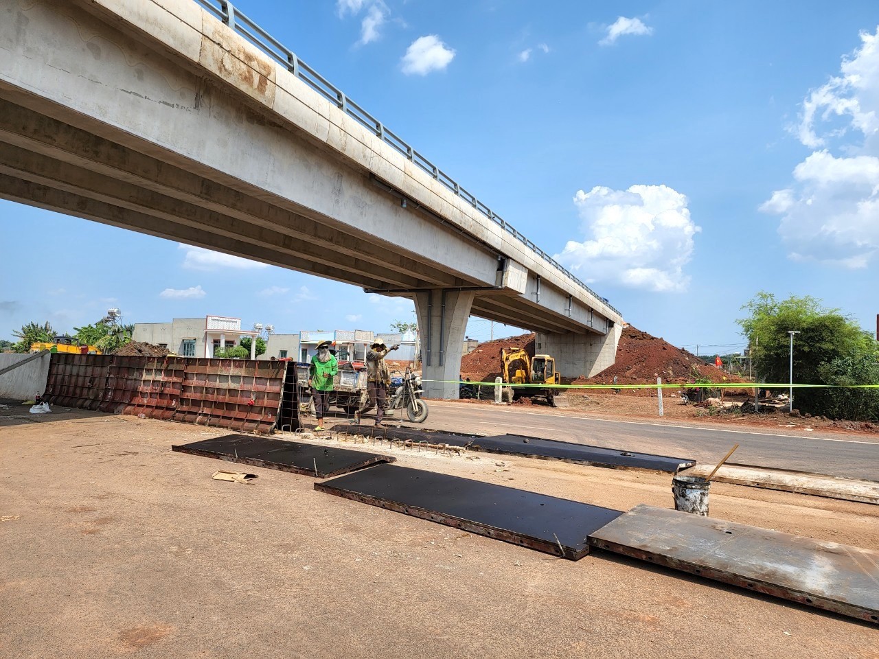 Thậm chí có đoạn, công nhân mới đang chuẩn bị đổ bê tông cho con lươn ở giữa. Thậm chí có đoạn, công nhân mới đang chuẩn bị đổ bê tông cho con lươn ở giữa.