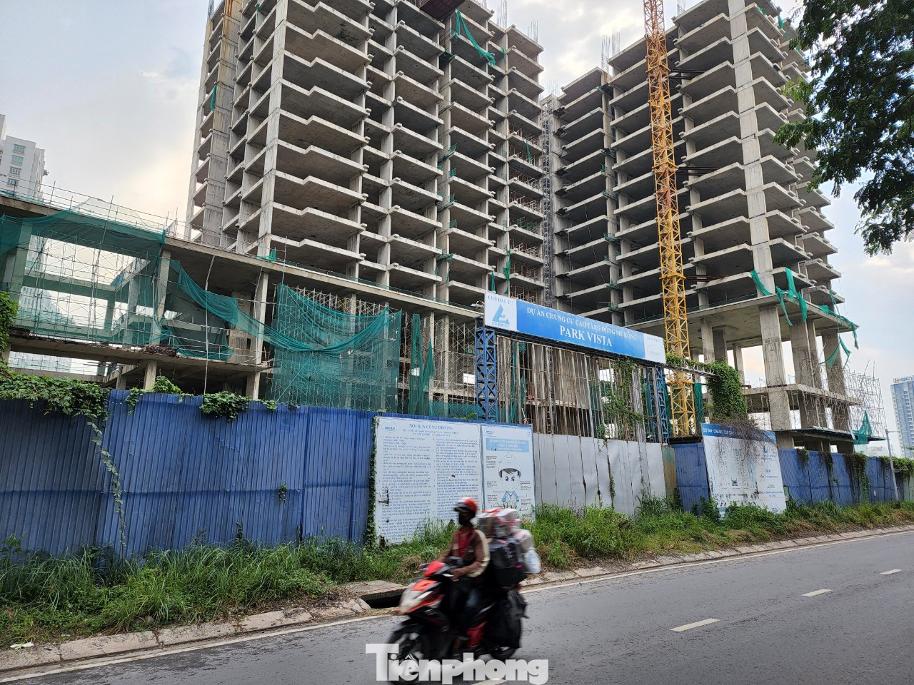 Trong khi đó, việc thực hiện chính sách hỗ trợ bổ sung mua căn hộ chung cư theo chỉ đạo của UBND TPHCM đã kéo dài chưa thực hiện được.