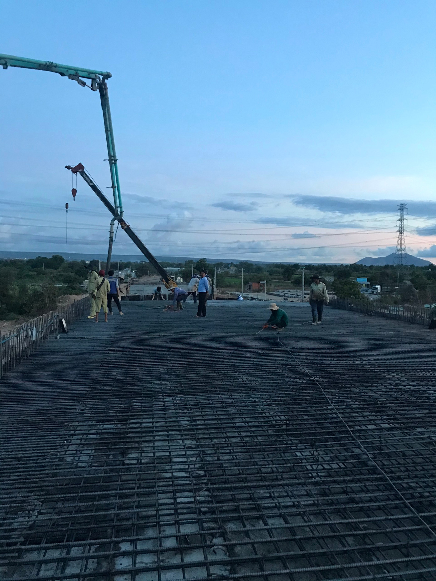 5h sáng, công nhân kiểm tra các công đoạn cuối cùng để đổ bê tông đoạn cầu vượt ở huyện Hàm Thuận Bắc, tỉnh Bình Thuận. 5h sáng, công nhân kiểm tra các công đoạn cuối cùng để đổ bê tông đoạn cầu vượt ở huyện Hàm Thuận Bắc, tỉnh Bình Thuận.