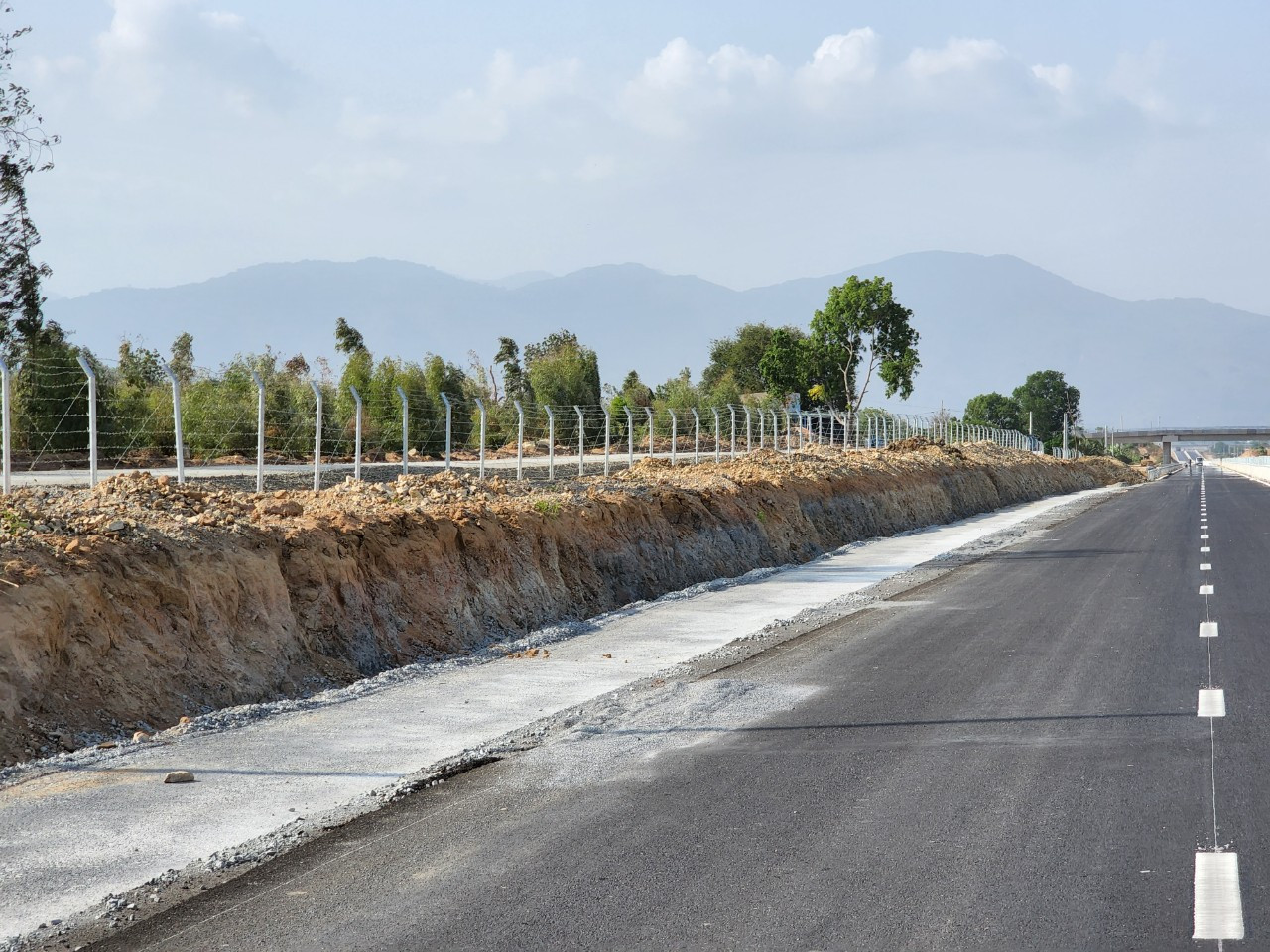 Hiện tại, công trường cao tốc Vĩnh Hảo - Phan Thiết đang có nhiều công nhân, kỹ sư đang tất bật thi công nước rút các hạng mục hộ lan, biển báo, hàng rào... Hiện tại, công trường cao tốc Vĩnh Hảo - Phan Thiết đang có nhiều công nhân, kỹ sư đang tất bật thi công nước rút các hạng mục hộ lan, biển báo, hàng rào...