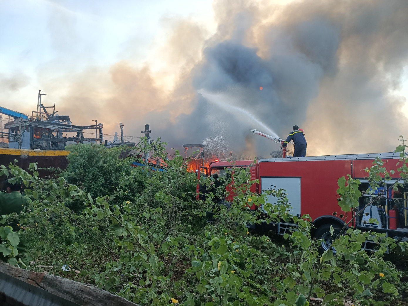 Lực lượng cảnh sát phòng cháy chữa cháy và cứu nạn cứu hộ Công an tỉnh Bình Thuận đã điều hàng chục xe chữa cháy đến hiện trường. Ảnh: BTO.