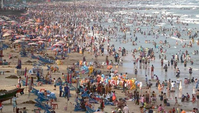 Du khách đông nghịt trên biển Vũng Tàu. Ảnh: Trọng Thịnh.