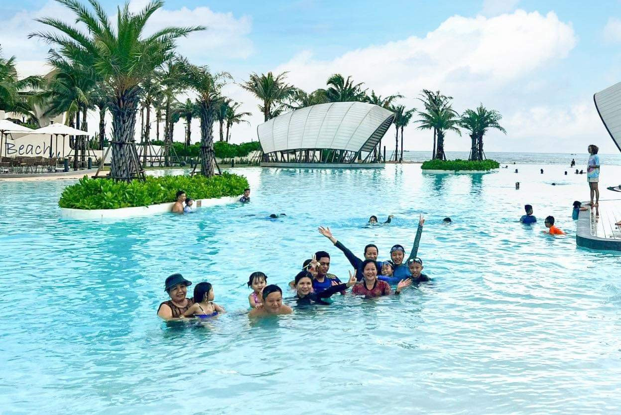 Du khách tham quan và trải nghiệm tại NovaWorld Ho Tram.