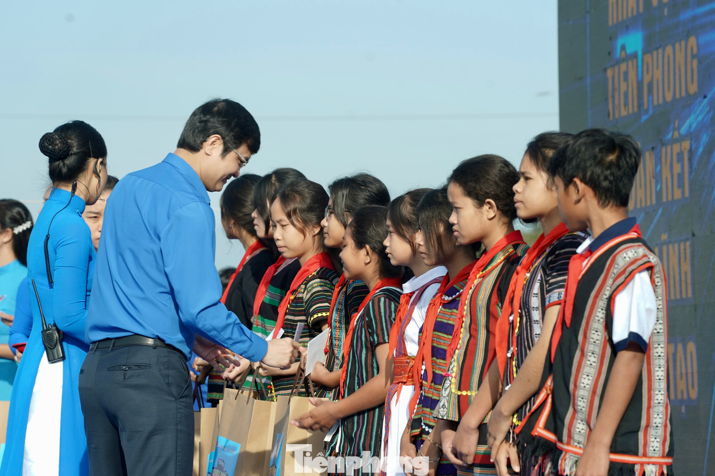 Anh Bùi Quang Huy tặng quà cho thanh thiếu nhi tỉnh Bình Thuận.