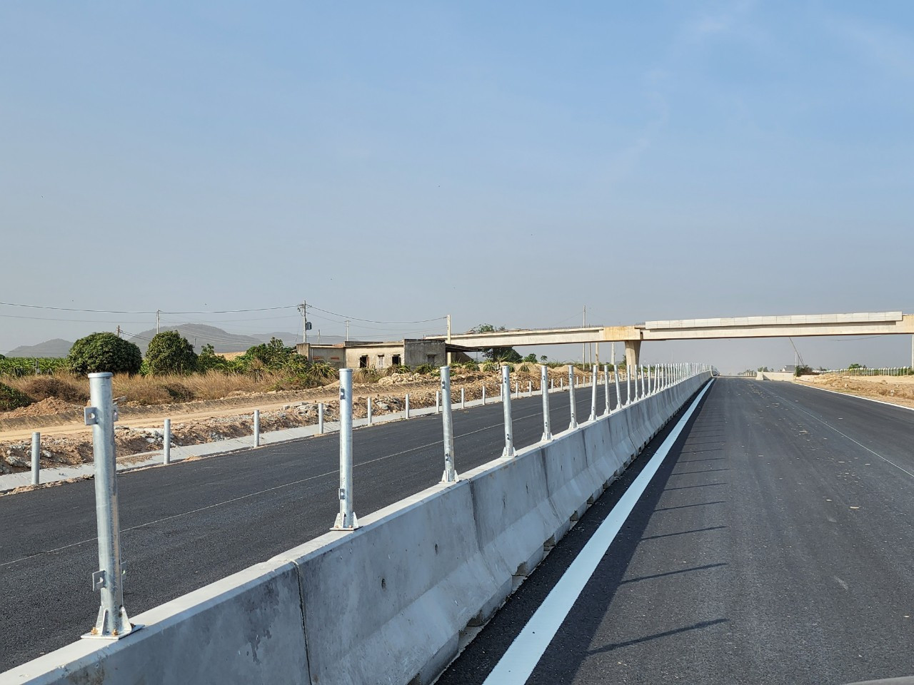 Trong đó, khó khăn về nguồn đất đắp cho đến đầu tháng 4/2023 mới được tháo gỡ. Trong đó, khó khăn về nguồn đất đắp cho đến đầu tháng 4/2023 mới được tháo gỡ.