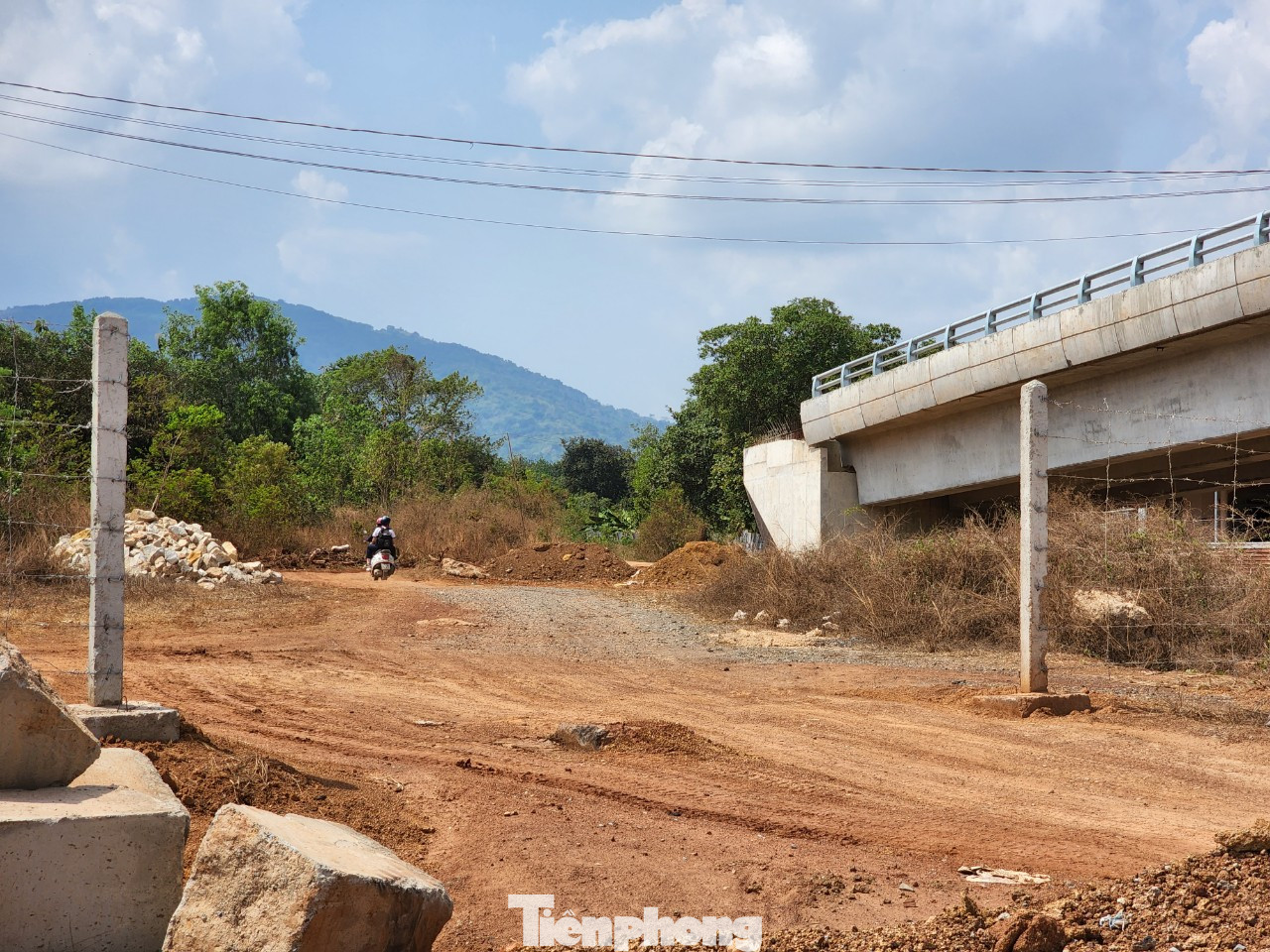 Nhiều vị trí đường gom, đường ngang dân sinh, hệ thống thoát nước trên cao tốc Phan Thiết - Dầu Giây còn ngổn ngang.