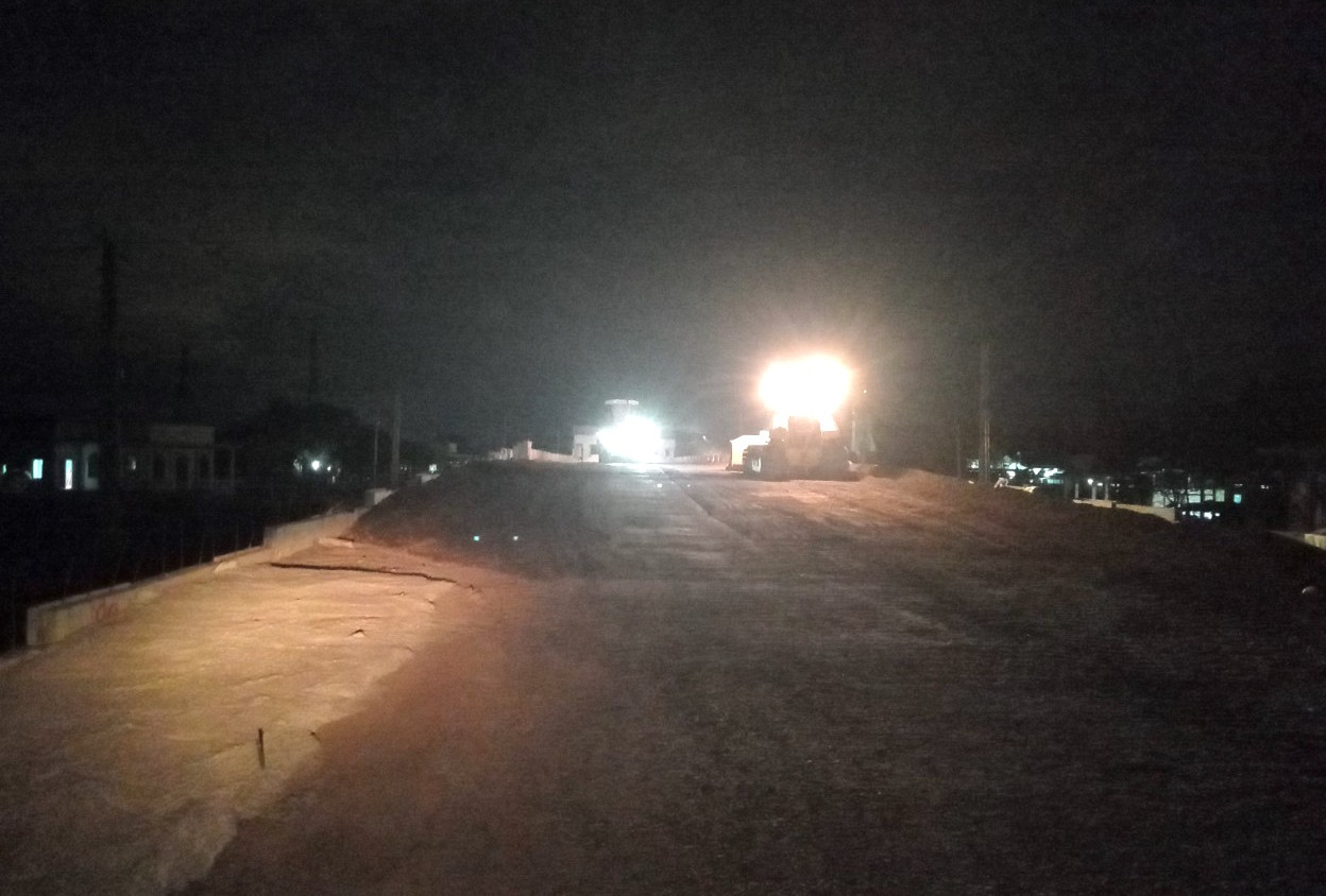 Để chạy đua với tiến độ, Ban Quản lý dự án giao thông 7 - Bộ Giao thông Vận tải yêu cầu các nhà thầu thi công ba ca để hoàn thành công trình. Để chạy đua với tiến độ, Ban Quản lý dự án giao thông 7 - Bộ Giao thông Vận tải yêu cầu các nhà thầu thi công ba ca để hoàn thành công trình.