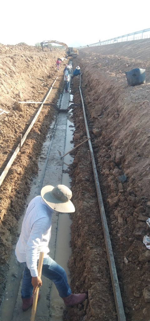 Nhân công, xe cẩu, xe múc cấp tập thi công hệ thống rãnh thoát nước dọc tuyến đang được hoàn thiện, để đảm bảo cho cao tốc không bị ngập nước vào mùa mưa. Nhân công, xe cẩu, xe múc cấp tập thi công hệ thống rãnh thoát nước dọc tuyến đang được hoàn thiện, để đảm bảo cho cao tốc không bị ngập nước vào mùa mưa.