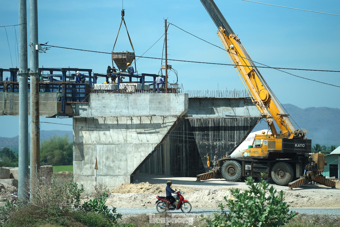 Công nhân đang thi công tại mố cầu vượt, bắc ngang qua đường cao tốc ở huyện Hàm Thuận Nam, tỉnh Bình Thuận. Công nhân đang thi công tại mố cầu vượt, bắc ngang qua đường cao tốc ở huyện Hàm Thuận Nam, tỉnh Bình Thuận.