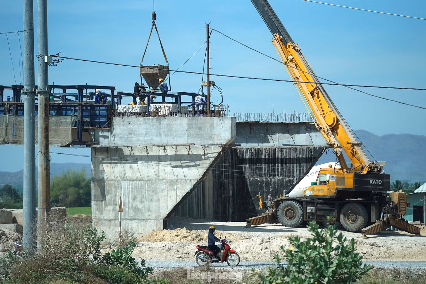 Công nhân đang thi công tại mố cầu vượt, bắc ngang qua đường cao tốc ở huyện Hàm Thuận Nam, tỉnh Bình Thuận. Công nhân đang thi công tại mố cầu vượt, bắc ngang qua đường cao tốc ở huyện Hàm Thuận Nam, tỉnh Bình Thuận.