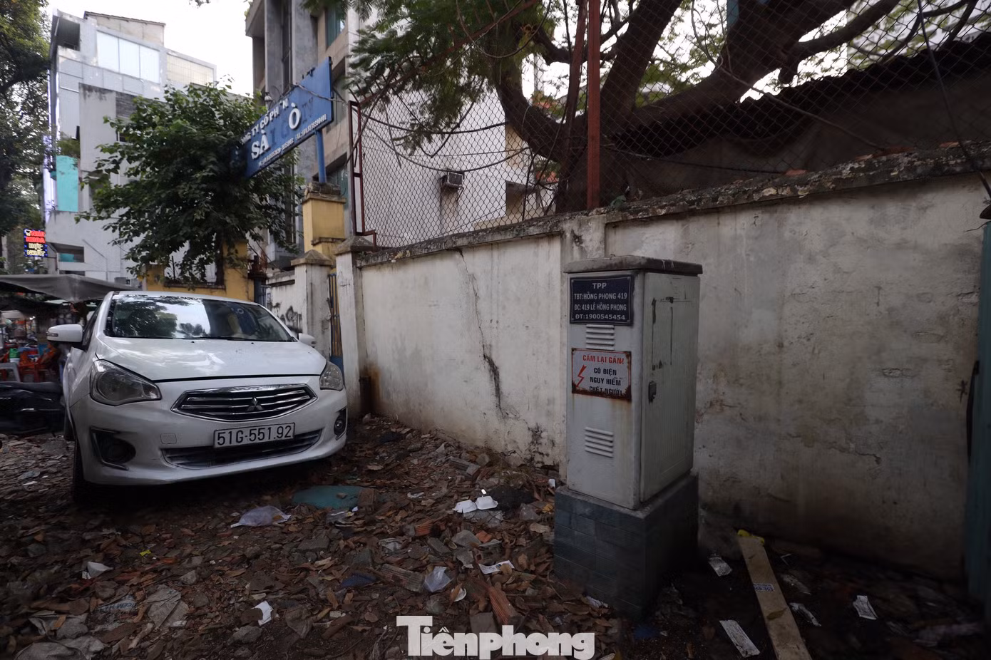 Trong khi đó, khu đất số 419 đường Lê Hồng Phong đến hết năm 2020 là hết thời hạn cho thuê đất. UBND TPHCM đồng ý chủ trương sau khi khu đất trên hết hợp đồng thuê đất sẽ thu hồi và bàn giao toàn bộ diện tích khu đất cho UBND quận 10 để đầu tư xây dựng trường trung học cơ sở đạt chuẩn theo quy định bằng nguồn kinh phí từ ngân sách nhà nước.