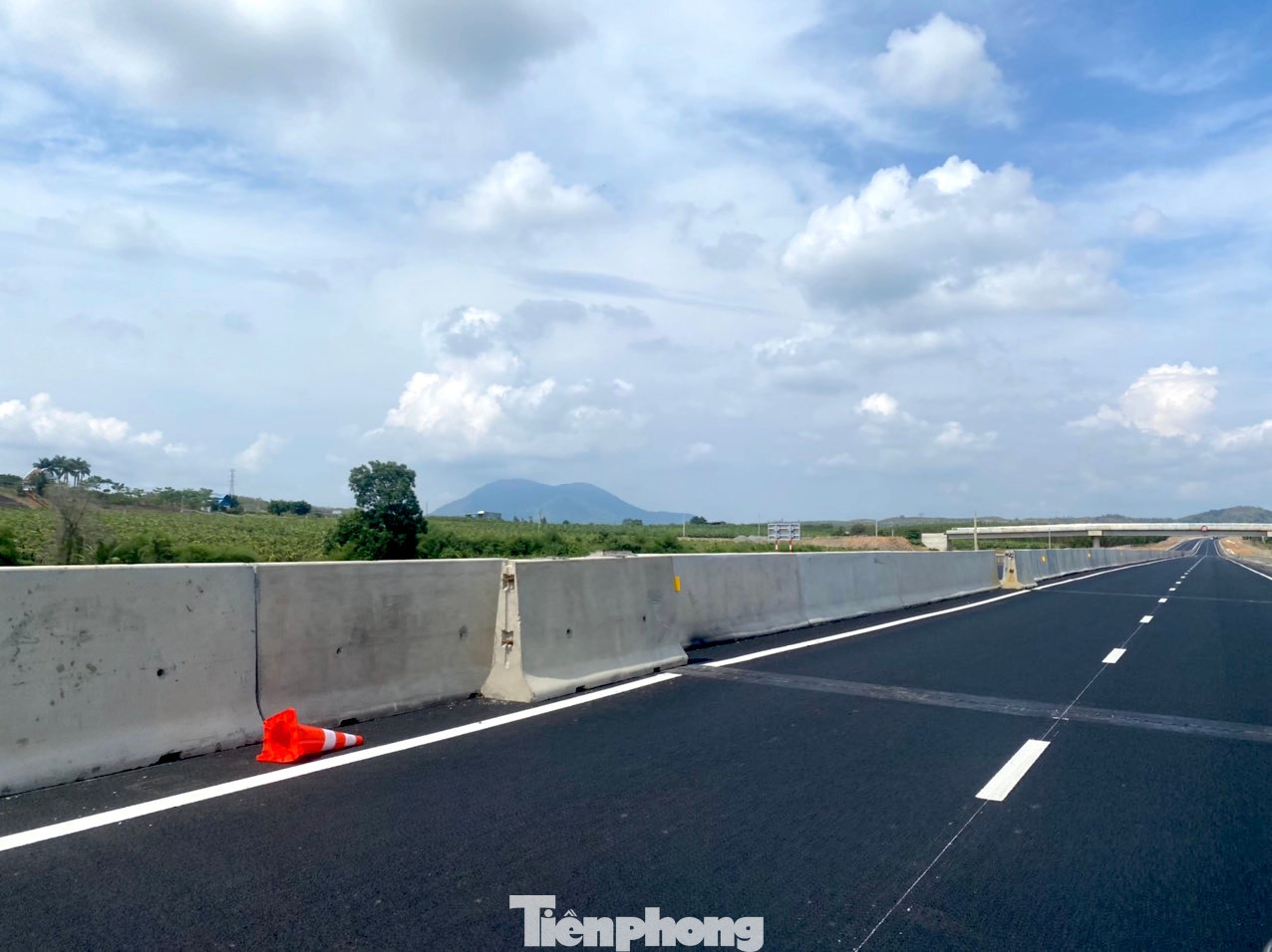 Con lươn giữa đường bị nhô ra, được đơn vị thi công cảnh báo sơ sài. Con lươn giữa đường bị nhô ra, được đơn vị thi công cảnh báo sơ sài.