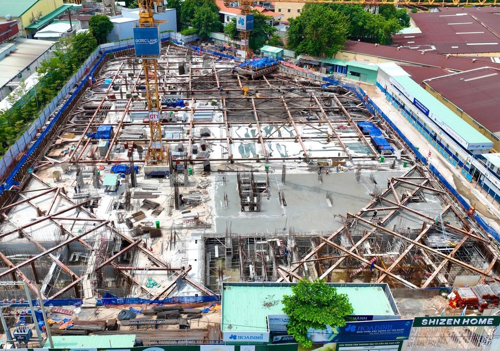 Tuy nhiên, từ tháng 6/2022 đến nay, doanh nghiệp đã 3 lần nộp hồ sơ đề nghị cấp thông báo nhà ở đủ điều kiện được bán, cho thuê mua đối với nhà ở thương mại, nhưng đều bị Sở Xây dựng TPHCM trả hồ sơ với lý do rà soát việc chuyển nhượng mục đích sử dụng đất.