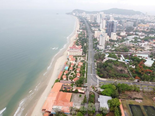 Khu vực bãi tắm Thùy Vân rộng khoảng 28 ha, kéo dài 3km từ cổng khu du lịch Paradise đến đường Phan Chu Trinh đang bị doanh nghiệp xài chùa gần 30 năm qua.