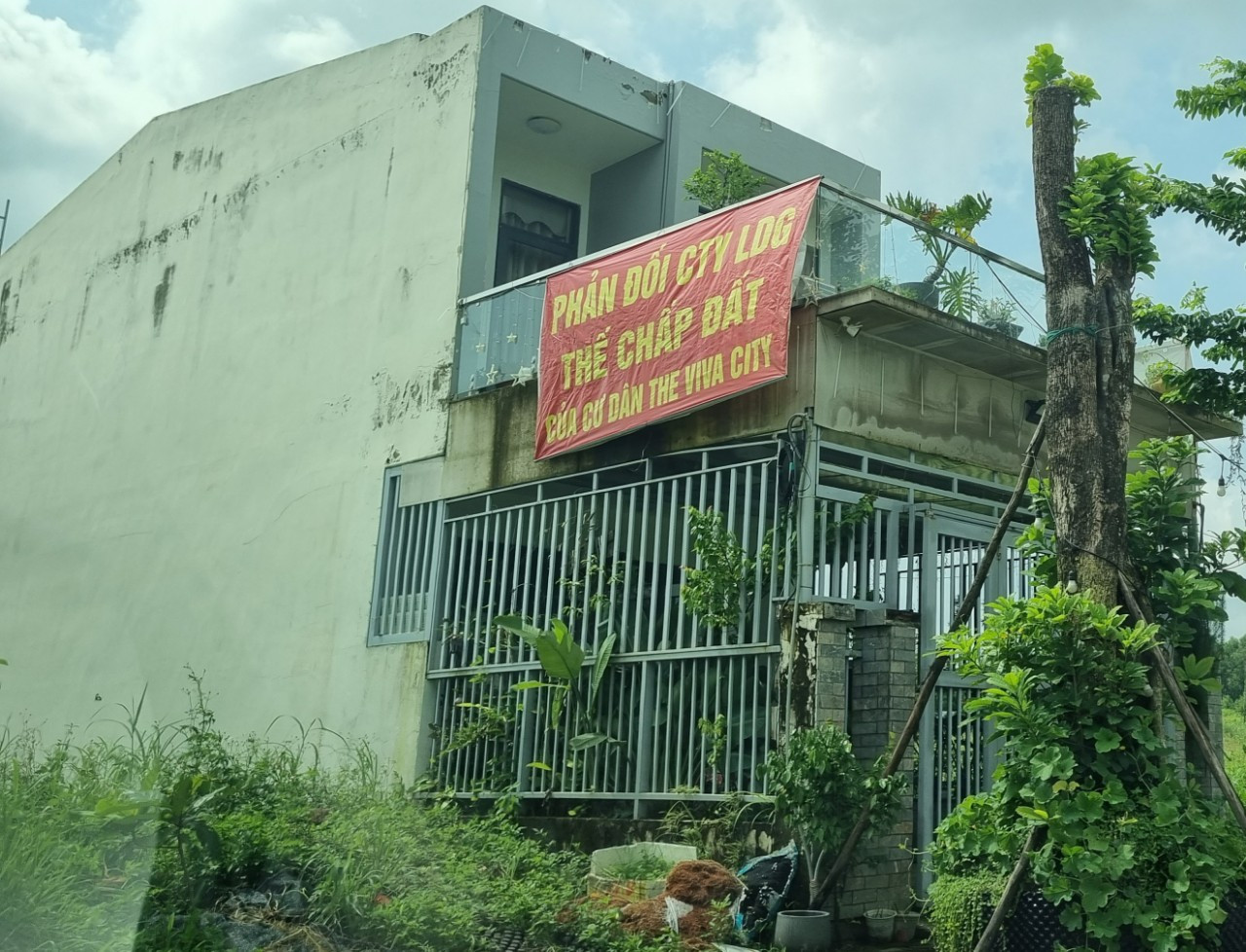 Năm 2011, LDG bắt đầu cho ký hợp đồng góp vốn nên khách hàng đăng ký mua một nền đất thông qua hợp đồng góp vốn. Đến năm 2015, khi có quy hoạch chi tiết, công ty ký lại hợp đồng nguyên tắc với khách hàng. Năm 2020, LDG đã được Sở Tài nguyên Môi trường Đồng Nai cấp sổ đỏ nền đất của khách hàng nhưng đến nay công ty vẫn chưa sang tên lại, dù nhiều lần khách hàng đã yêu cầu. LDG giải thích, việc chậm sang tên sổ đỏ cho khách là vì chưa hoàn thiện hạ tầng kỹ thuật nên không thể chuyển nhượng được.