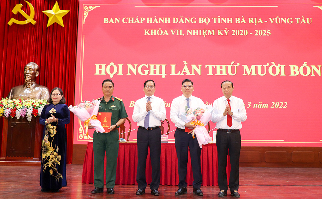 Thường trực Tỉnh ủy Bà Rịa - Vũng Tàu trao quyết định và tặng hoa chúc mừng Đại tá Lê Xuân Bình và ông Hoàng Nguyên Dinh.