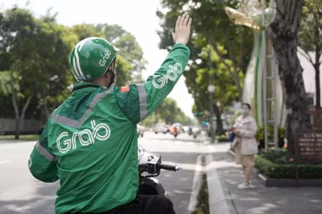 Ứng dụng đặt xe công nghệ Grab cũng phải lên tiếng xin lỗi người dùng vì bản đồ của ứng dụng này tại Việt Nam thể hiện thông tin sai lệch về chủ quyền Việt Nam trên Biển Đông.