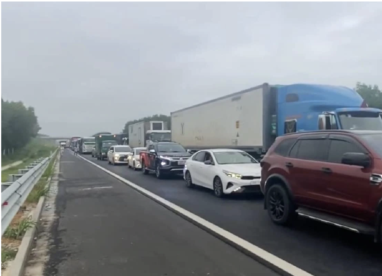 Vụ tai nạn khiến cao tốc Phan Thiết - Dầu Giây kẹt xe kéo dài sáng 9/9.