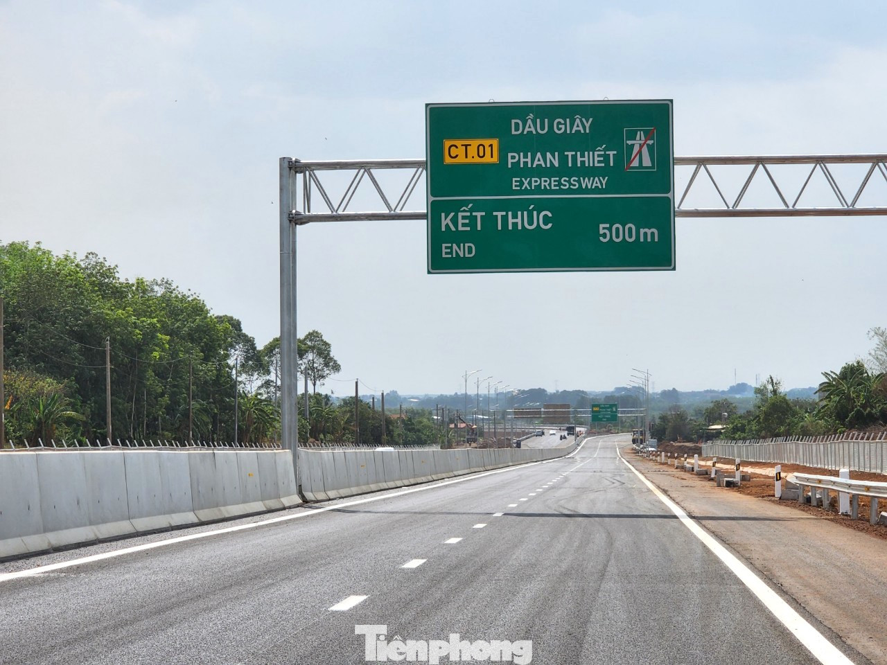 Bảng chỉ dẫn được lắp đặt trên cao tốc Dầu Giây - Phan Thiết. Bên dưới, hộ lan đường cao tốc vẫn ngổn ngang. Bảng chỉ dẫn được lắp đặt trên cao tốc Dầu Giây - Phan Thiết. Bên dưới, hộ lan đường cao tốc vẫn ngổn ngang.