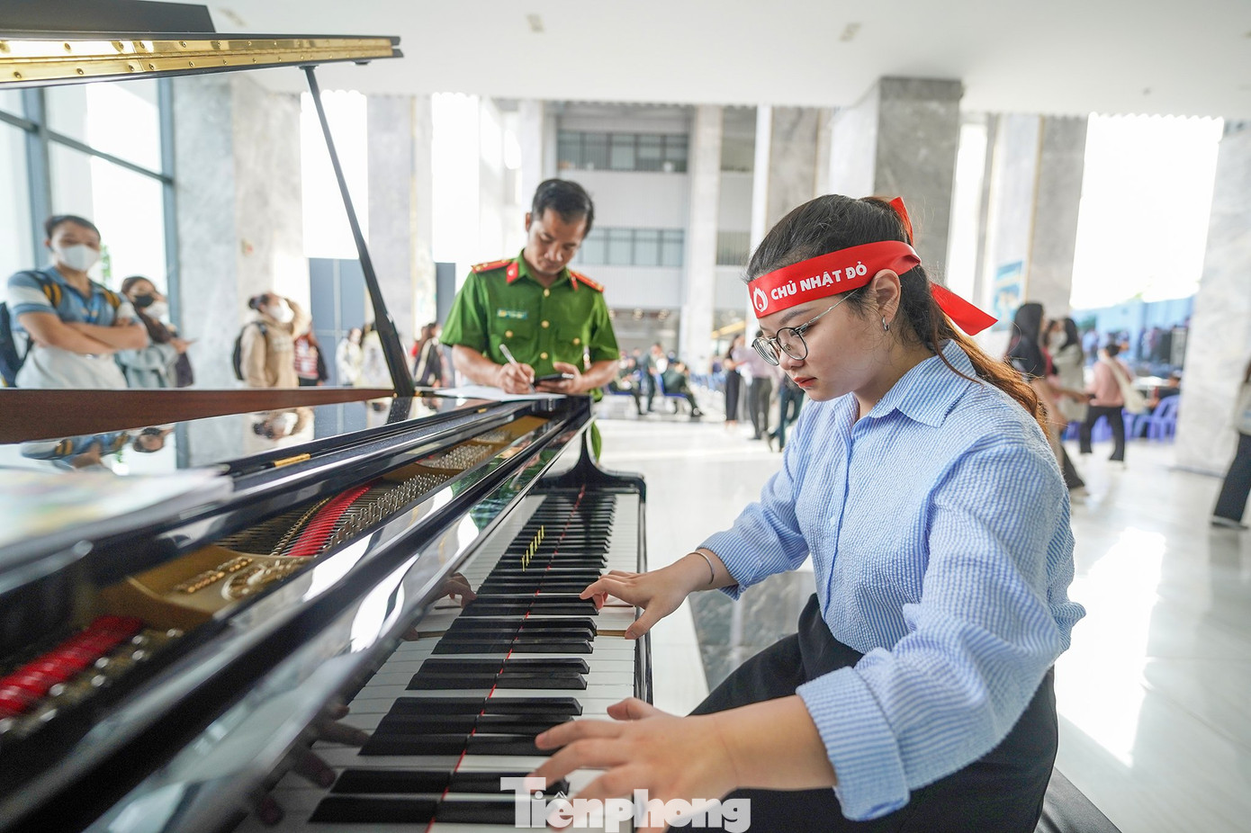 Phút ngẫu hứng của sinh viên Trường Đại học Văn Hiến tại chương trình. Phút ngẫu hứng của sinh viên Trường Đại học Văn Hiến tại chương trình.