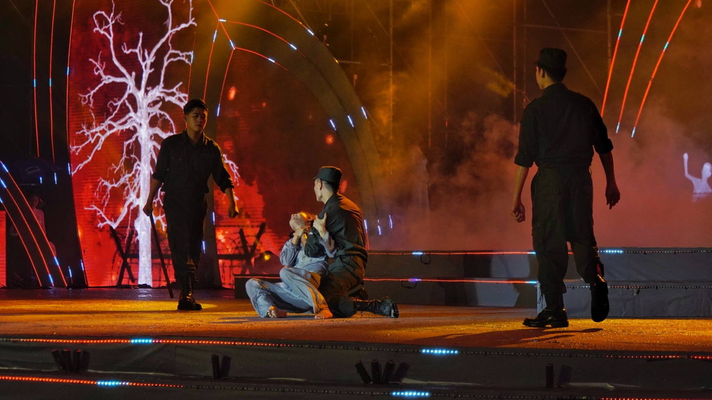 Chương trình nghệ thuật “Bản hùng ca bất diệt” được kết cấu thành 3 chương, lần lượt với tên gọi: “Việt Nam máu và hoa”, “Những cánh hoa bất tử” và “Khúc ca hòa bình”.