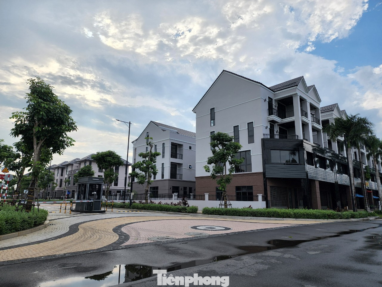 Trong ảnh là một dự án nhà phố, biệt thự đang được rao bán với giá gần 20 tỷ đồng/căn.