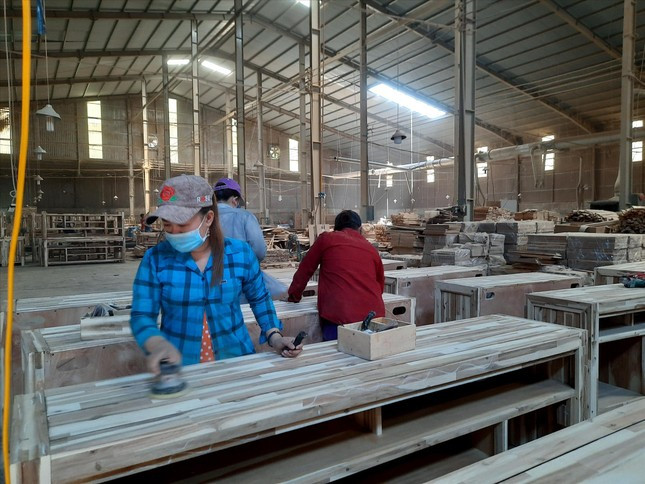 Đối với ngành mỹ nghệ và chế biến gỗ, đơn hàng đầu năm giảm mạnh, dự kiến còn giảm đến hết quý II/2023 với mức giảm khoảng 50 - 60%.