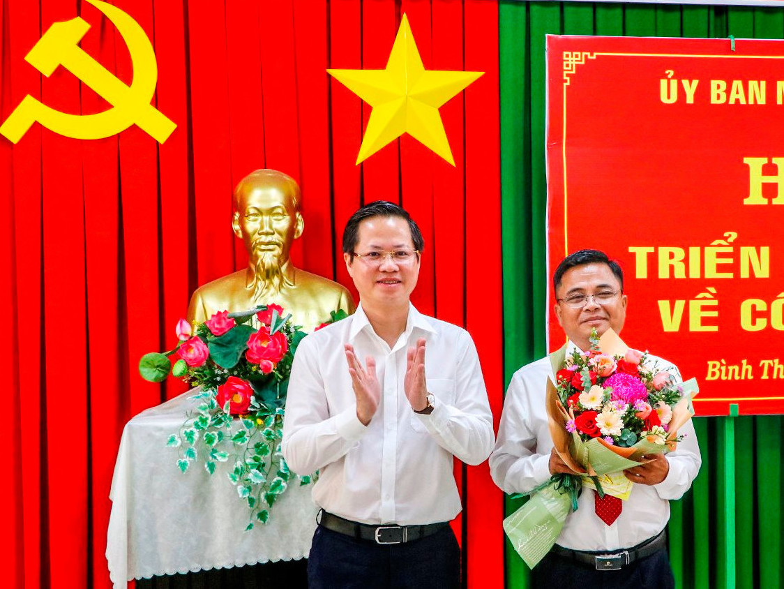 Ông Đoàn Anh Dũng - Chủ tịch UBND tỉnh Bình Thuận (trái) trao quyết định và tặng hoa cho ông Phan Dương Cường. Ông Đoàn Anh Dũng - Chủ tịch UBND tỉnh Bình Thuận (trái) trao quyết định và tặng hoa cho ông Phan Dương Cường.