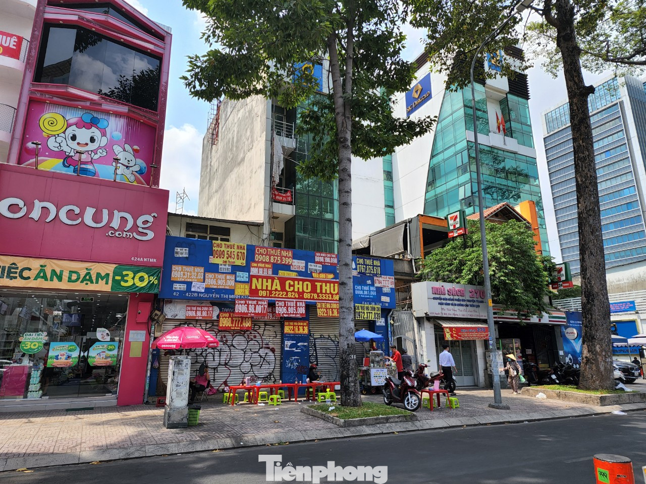 Đường Nguyễn Thị Minh Khai (quận 1) vốn sầm uất thì nay cũng đua nhau treo biển cho thuê nhà.