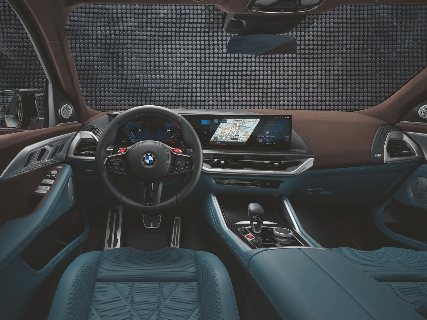 Sức mạnh của BMW XM thể hiện thông qua hệ thống dẫn động 4 bánh M xDrive. Sức mạnh của BMW XM thể hiện thông qua hệ thống dẫn động 4 bánh M xDrive.