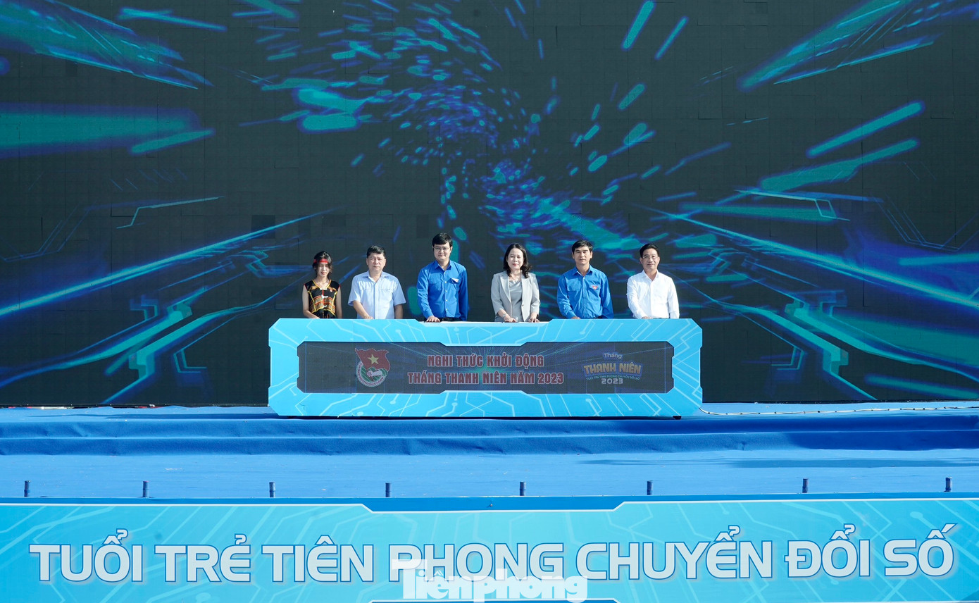 Quyền Chủ tịch nước Võ Thị Ánh Xuân và các đại biểu thực hiện nghi thức nhấn nút khởi động Tháng thanh niên 2023.