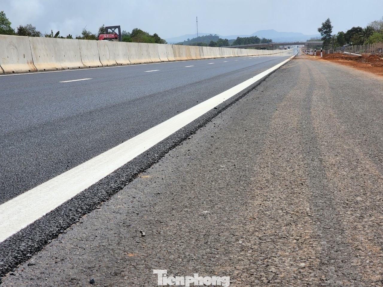 Lớp nhựa đường ở làn dừng khẩn cấp chưa được trải. Hiện tại, làn dừng khẩn cấp đang thấp hơn 2 làn chính từ 3-5 cm. Lớp nhựa đường ở làn dừng khẩn cấp chưa được trải. Hiện tại, làn dừng khẩn cấp đang thấp hơn 2 làn chính từ 3-5 cm.