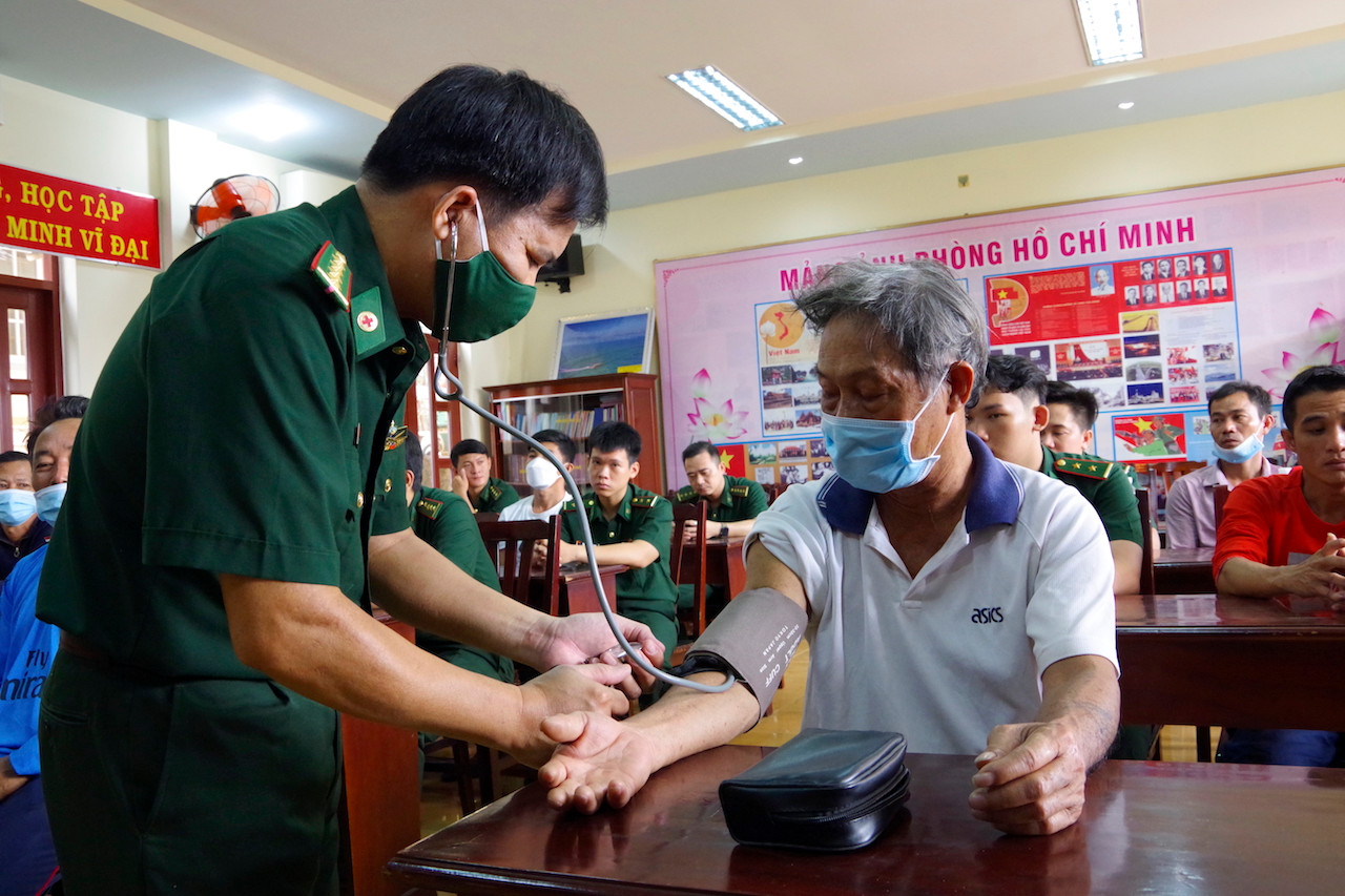 Quân y Đồn Biên phòng Bến Đá tiến hành khám sức khỏe, chăm sóc y tế cho các thuyền viên. Quân y Đồn Biên phòng Bến Đá tiến hành khám sức khỏe, chăm sóc y tế cho các thuyền viên.