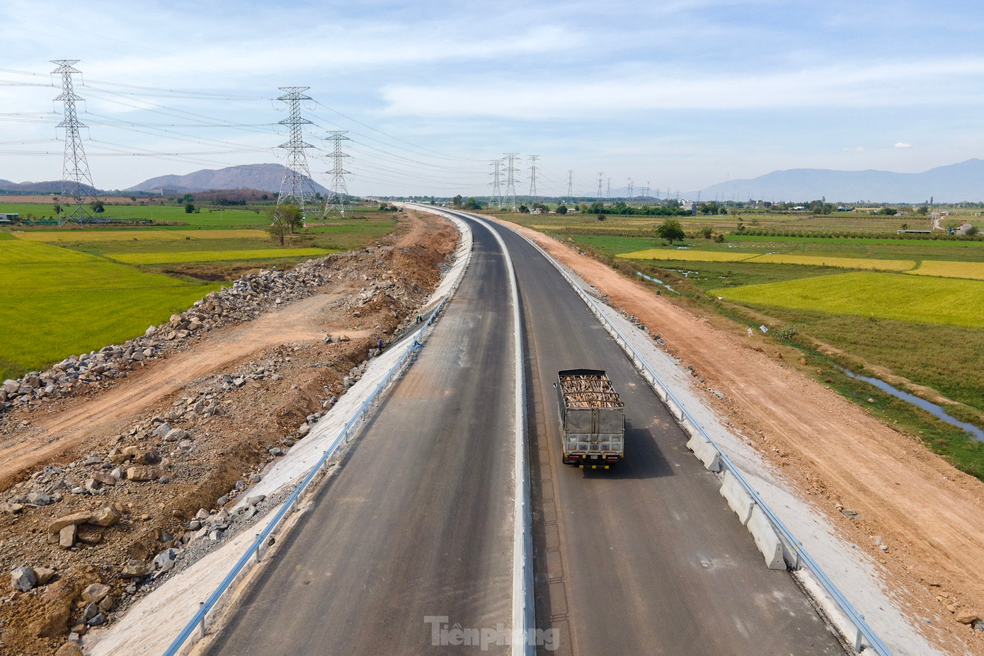 Nguyên nhân chính dẫn đến việc thiếu hụt nguồn nguyên liệu là các công trình, dự án tỉnh Bà Rịa - Vũng Tàu đồng loạt khởi công cùng một giai đoạn. Nguyên nhân chính dẫn đến việc thiếu hụt nguồn nguyên liệu là các công trình, dự án tỉnh Bà Rịa - Vũng Tàu đồng loạt khởi công cùng một giai đoạn.