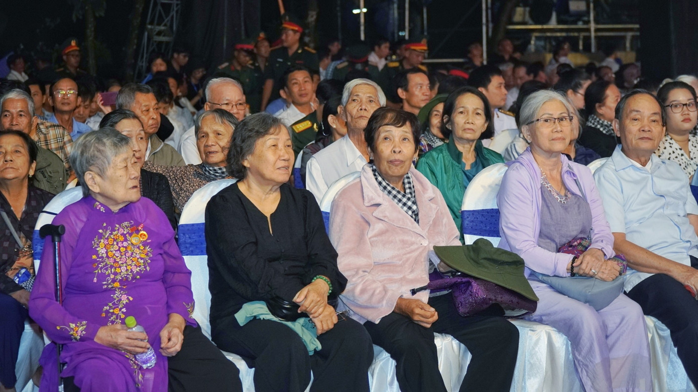 Các cựu tù chính trị Côn Đảo thưởng thức các tiết mục trong chương trình nghệ thuật.