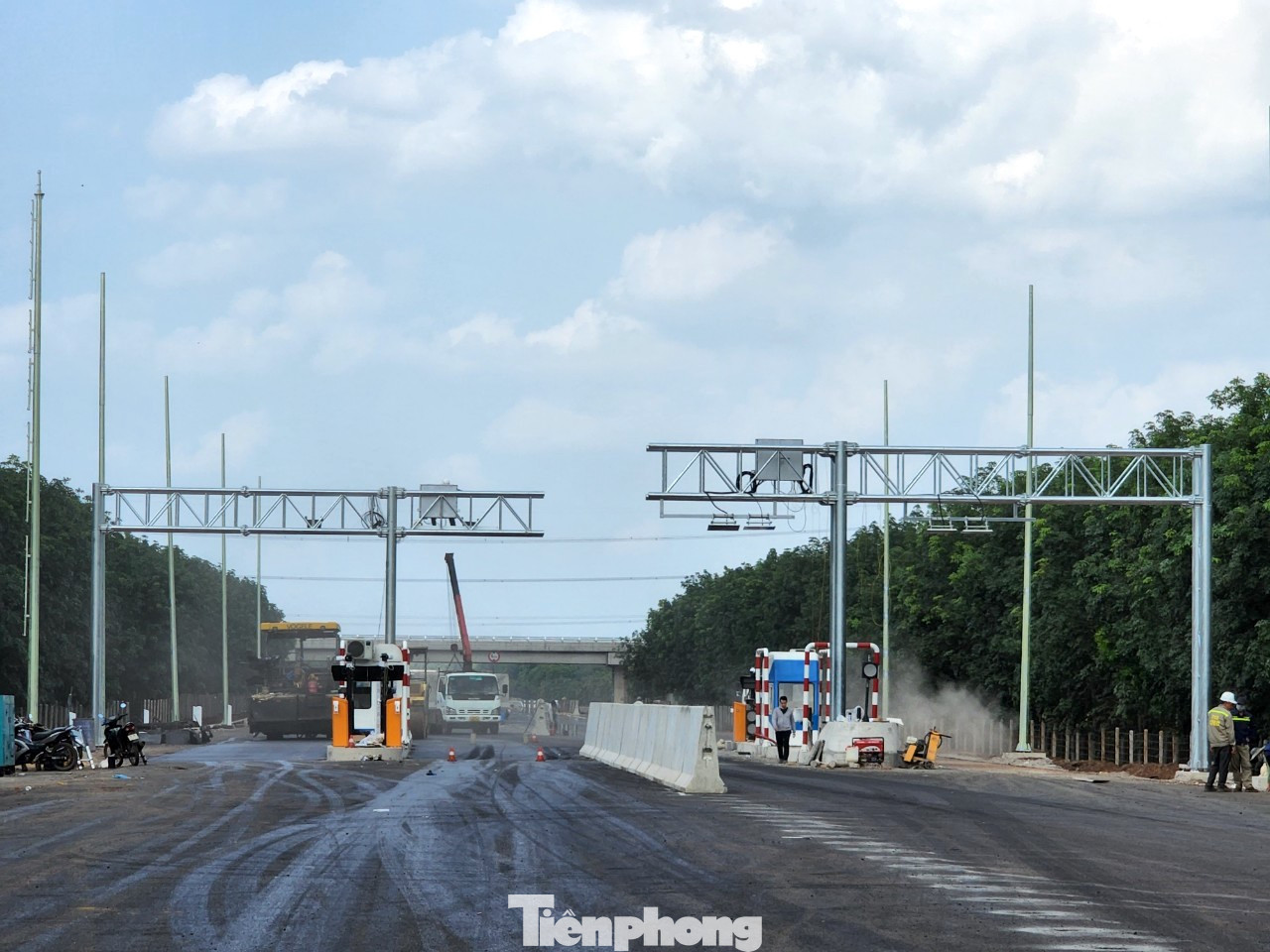 Các phương tiện máy móc, công nhân thi công trạm thu phí trên cao tốc Dầu Giây - Phan Thiết. Các phương tiện máy móc, công nhân thi công trạm thu phí trên cao tốc Dầu Giây - Phan Thiết.