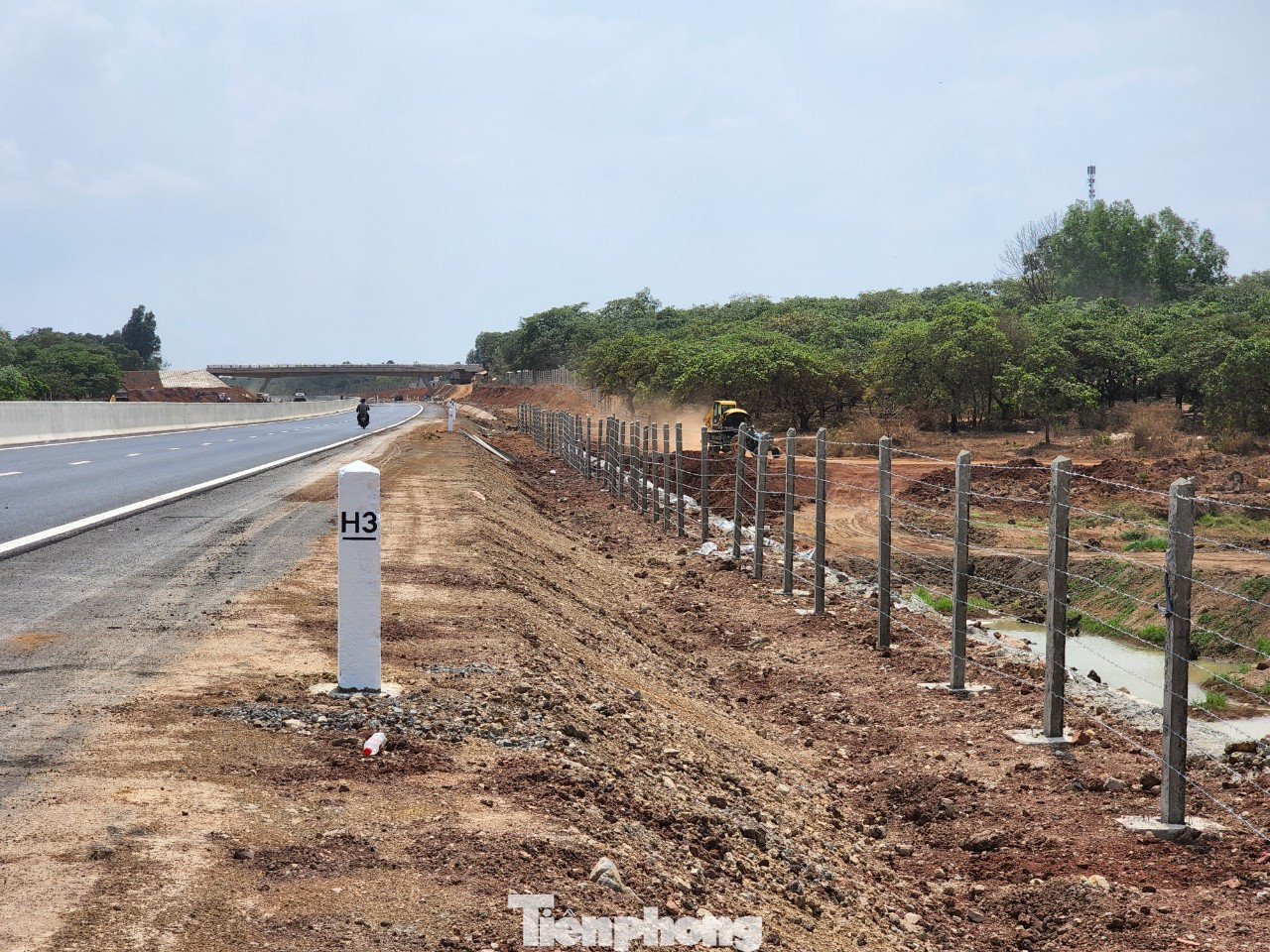Cao tốc Phan Thiết - Dầu Giây đang thiếu hộ lan để đảm bảo an toàn cho phương tiện lưu thông. Cao tốc Phan Thiết - Dầu Giây đang thiếu hộ lan để đảm bảo an toàn cho phương tiện lưu thông.