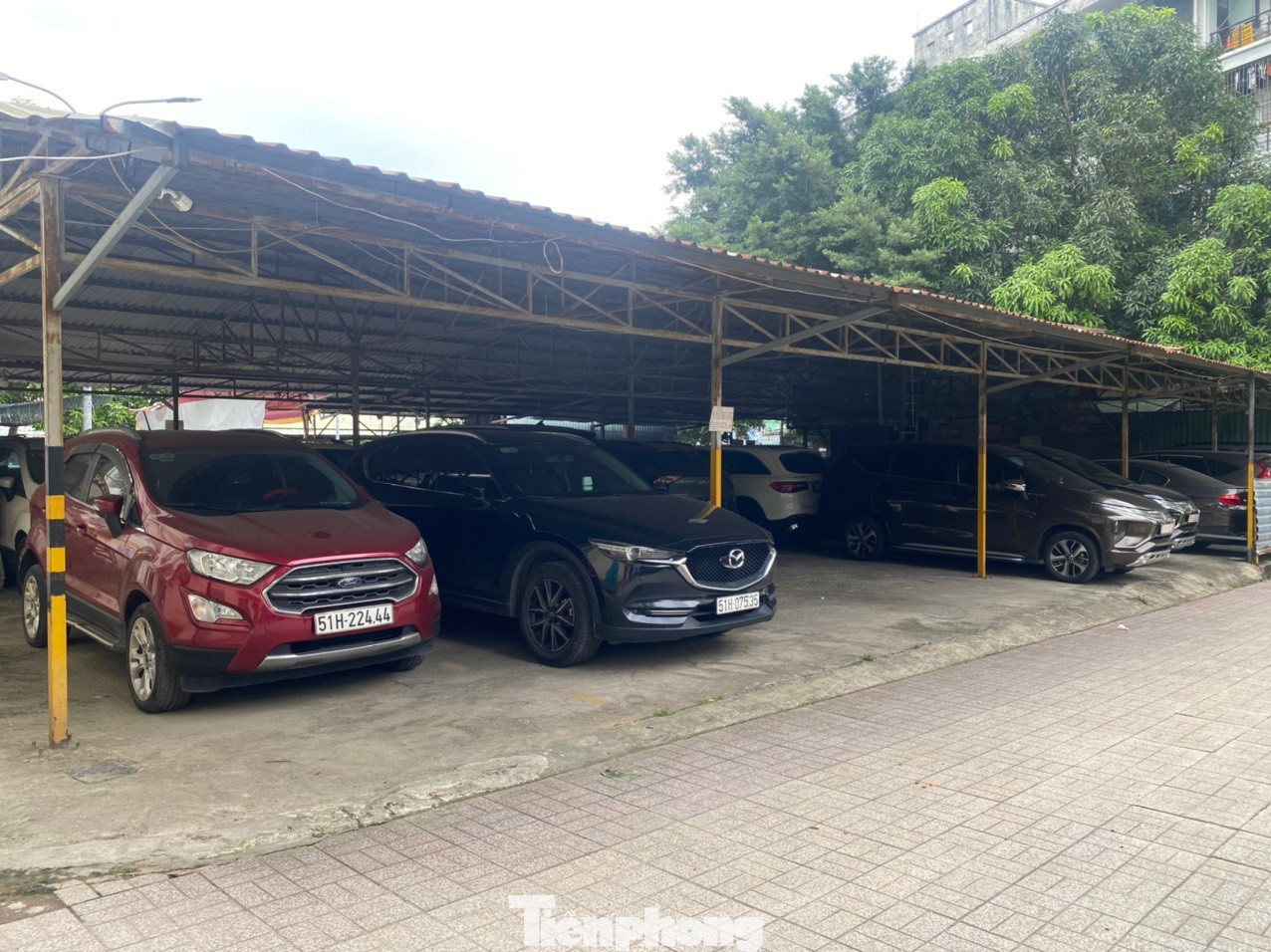 Ngoài bãi trông giữ xe máy, bãi đậu xe ô tô cũng được xây dựng bằng khung sắt, mái lợp tôn nhưng không đúng với bản vẽ hiện trạng mặt bằng tổng thể.