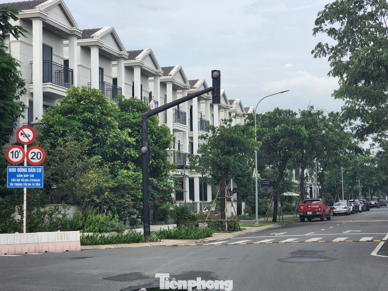 Do ở xa trung tâm, nhà phố, biệt thự dọc đường Nguyễn Hữu Thọ đang được rao bán rất nhiều.