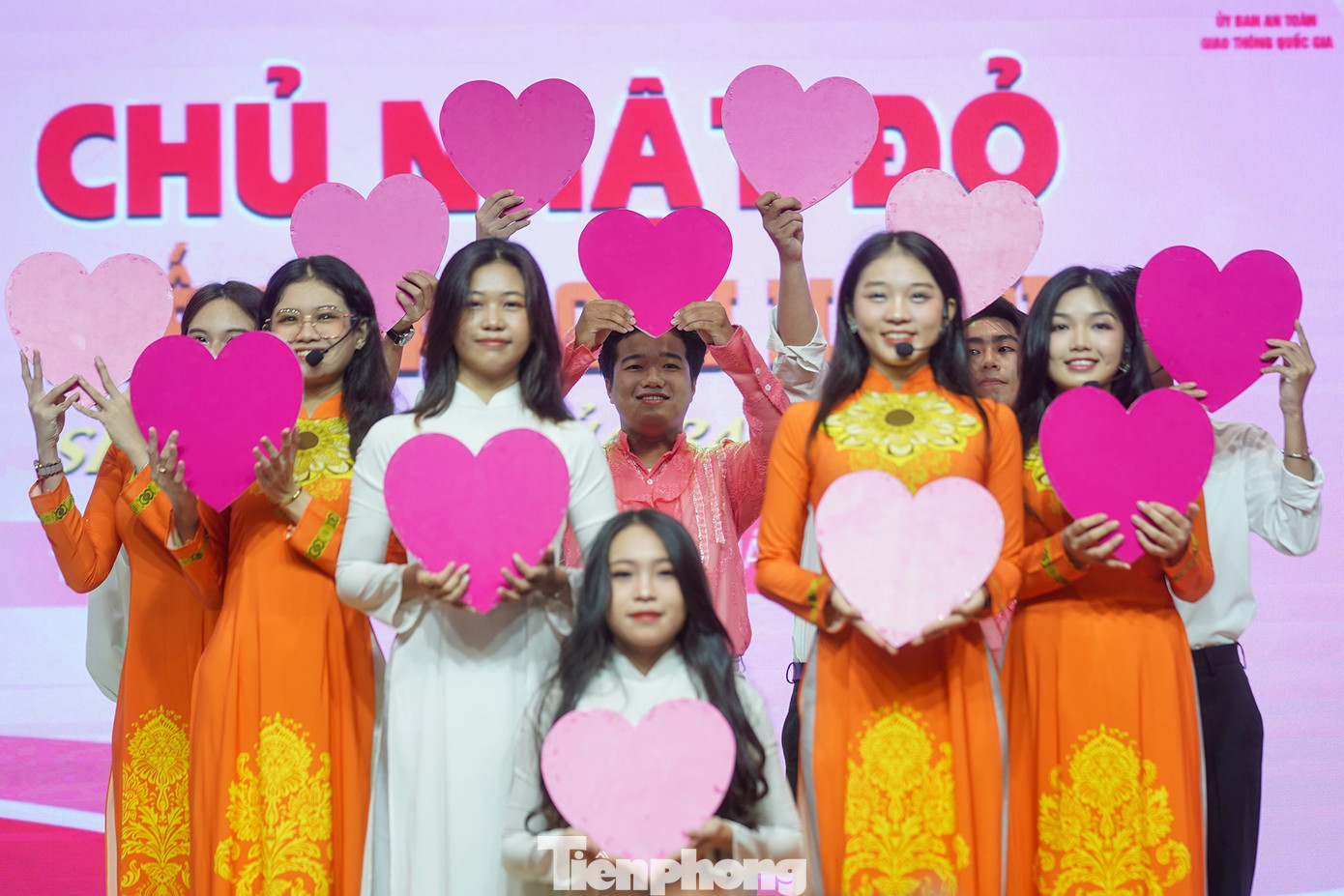 Tiết mục văn nghệ mở đầu chương trình Chủ nhật Đỏ với chủ đề “Hiến máu cứu người - Sinh mệnh của bạn và tôi” lần thứ 16 năm 2024. Tiết mục văn nghệ mở đầu chương trình Chủ nhật Đỏ với chủ đề “Hiến máu cứu người - Sinh mệnh của bạn và tôi” lần thứ 16 năm 2024.