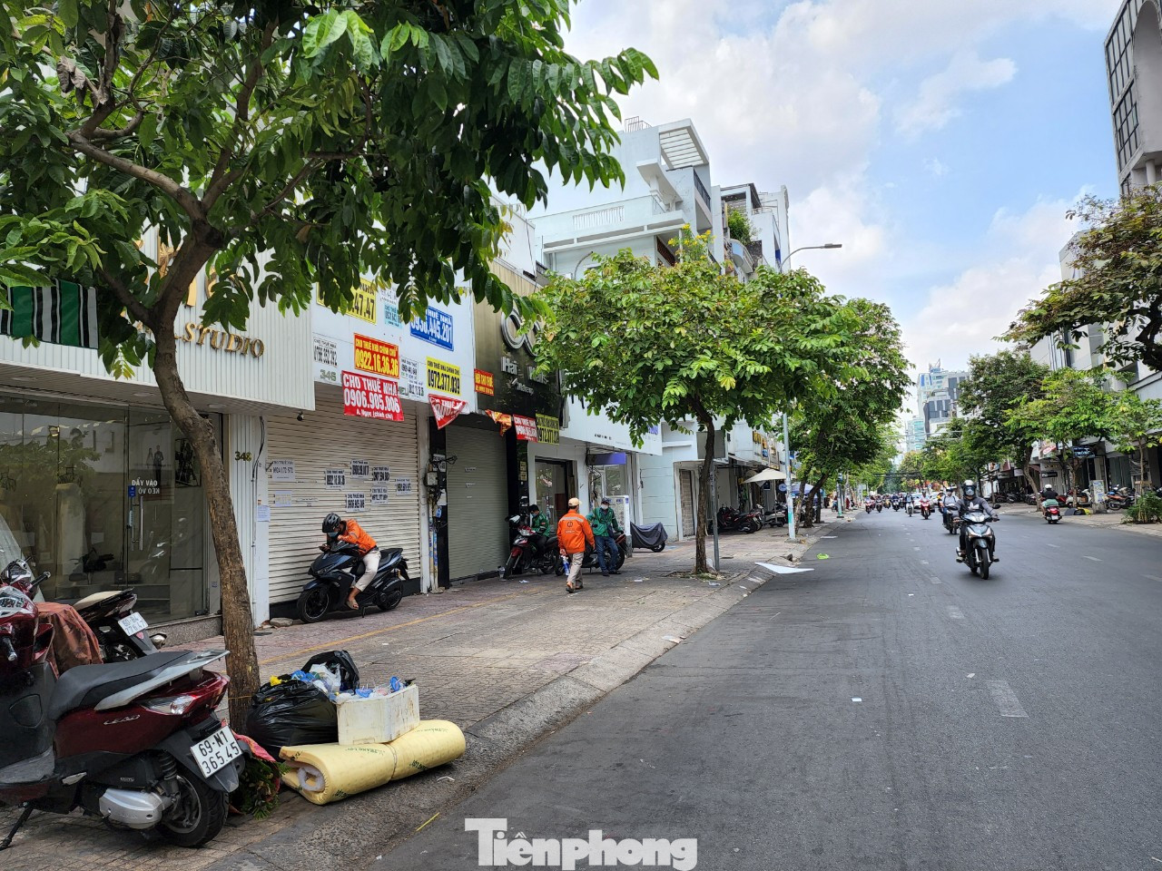 Tương tự, đường Nguyễn Đình Chiểu - khu vực gần chợ Vườn Chuối (quận 3) trước kia tìm "đỏ mắt" không ra mặt bằng thì nay cũng nhiều nhà dán bảng cho thuê.