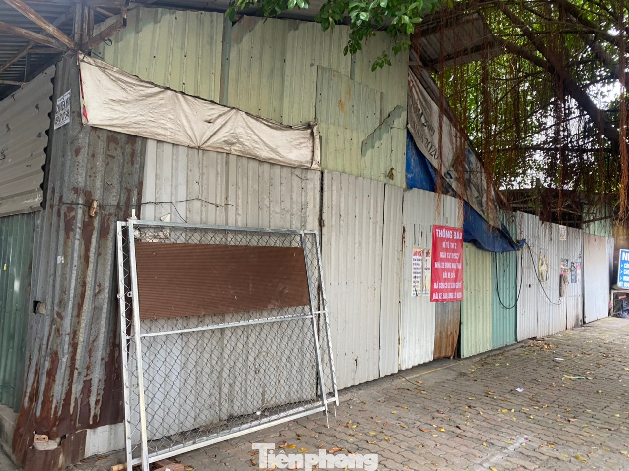 Đây là bãi giữ xe tạm tại lô A3.3 chung cư K26 có diện tích khoảng 120 m2, được xây dựng bằng khung sắt, mái lợp tôn. Tuy nhiên, theo bản vẽ hiện trạng mặt bằng tổng thể chung cư K26, đây là khu vực đất thảm cỏ cây xanh.