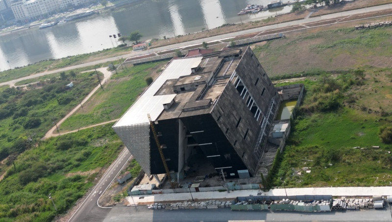 Dự án Trung tâm triển lãm quy hoạch TPHCM dự kiến hoàn thành năm 2015 nhưng đến nay vẫn đang dở dang. Dự án Trung tâm triển lãm quy hoạch TPHCM dự kiến hoàn thành năm 2015 nhưng đến nay vẫn đang dở dang.