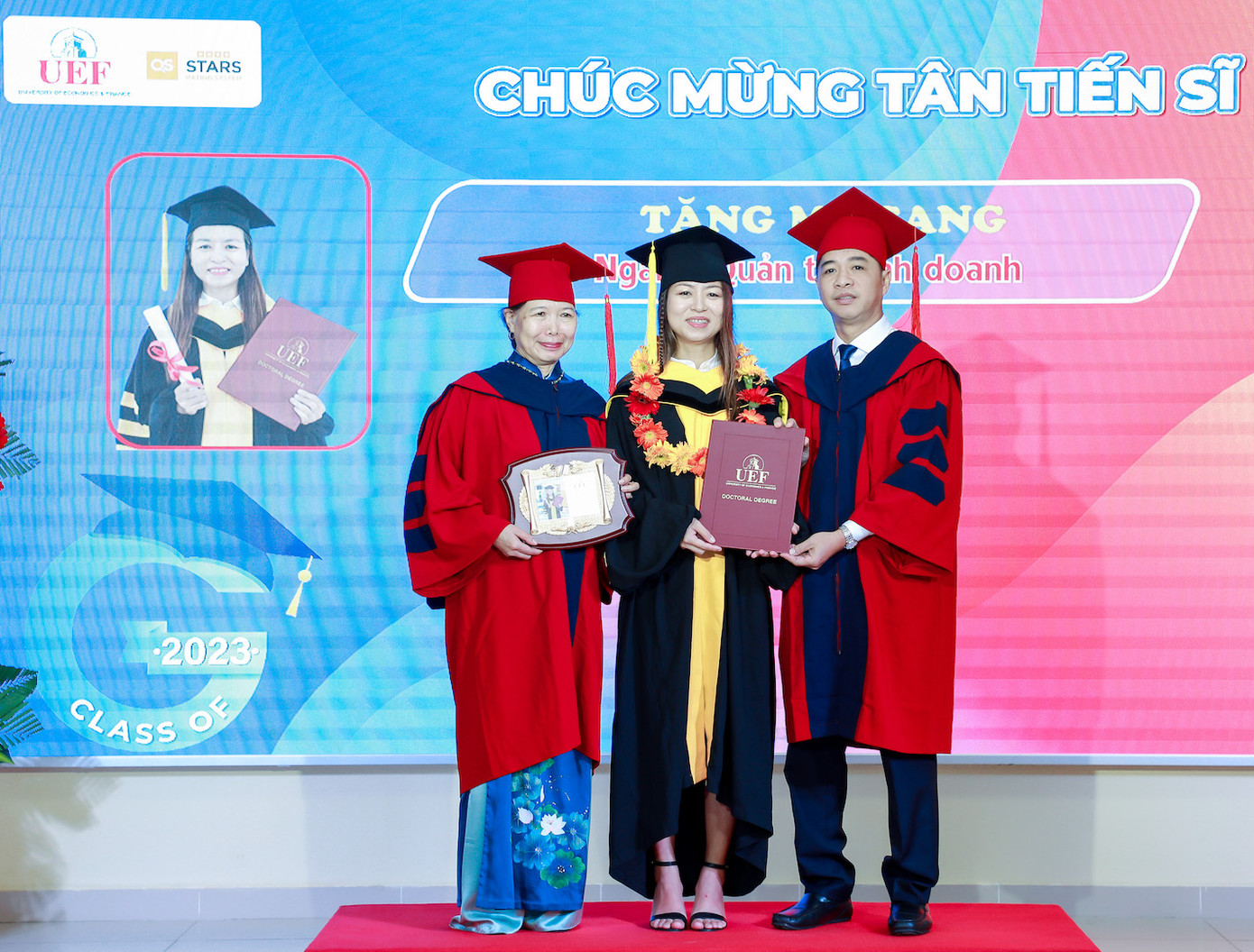 Tân tiến sĩ Tăng Mỹ Sang nhận bằng tốt nghiệp.