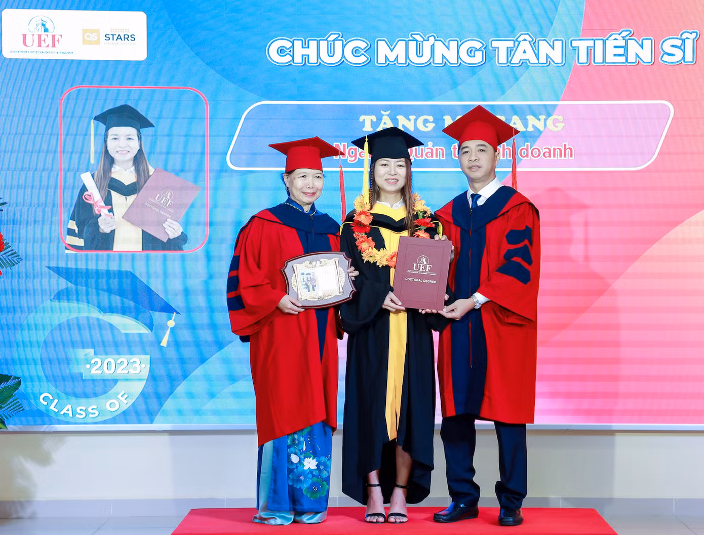 Tân tiến sĩ Tăng Mỹ Sang nhận bằng tốt nghiệp.