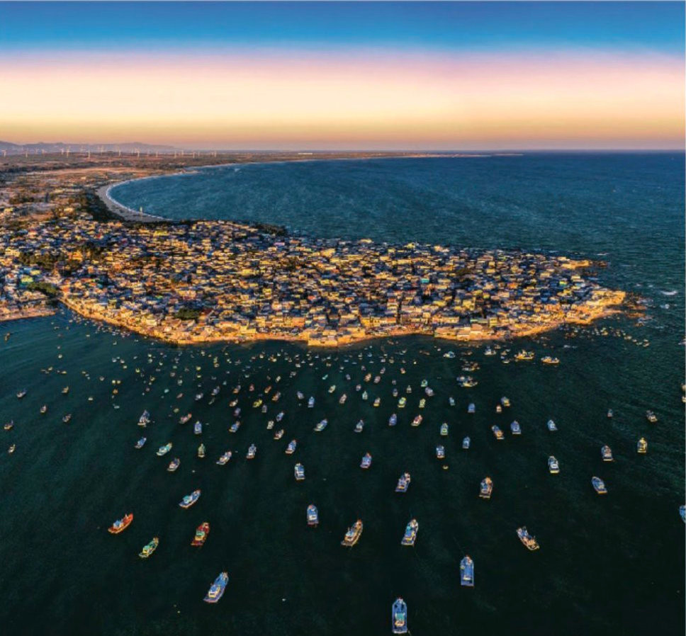 Mũi Né không chỉ êm đềm và quyến rũ bởi cảnh quan thiên nhiên độc đáo, mà còn ẩn chứa nhiều âm điệu nhộn nhịp của cuộc sống miền biển. Điều này lý giải vì sao, nơi đây luôn có một lượng du khách đến chỉ để lặng yên tận hưởng quà tặng của thiên nhiên. Mũi Né không chỉ êm đềm và quyến rũ bởi cảnh quan thiên nhiên độc đáo, mà còn ẩn chứa nhiều âm điệu nhộn nhịp của cuộc sống miền biển. Điều này lý giải vì sao, nơi đây luôn có một lượng du khách đến chỉ để lặng yên tận hưởng quà tặng của thiên nhiên.