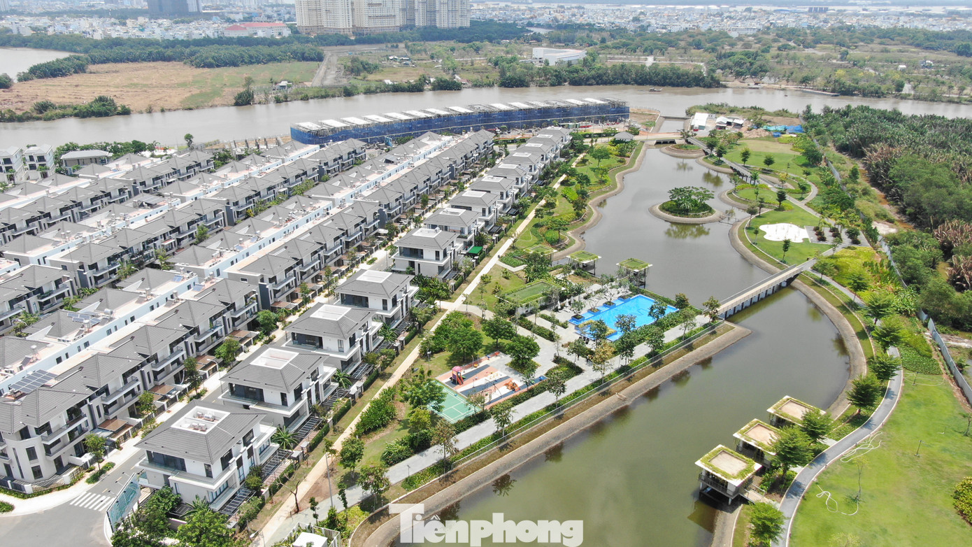 Một khu biệt thự có giá bán triệu USD trên đường Nguyễn Hữu Thọ.