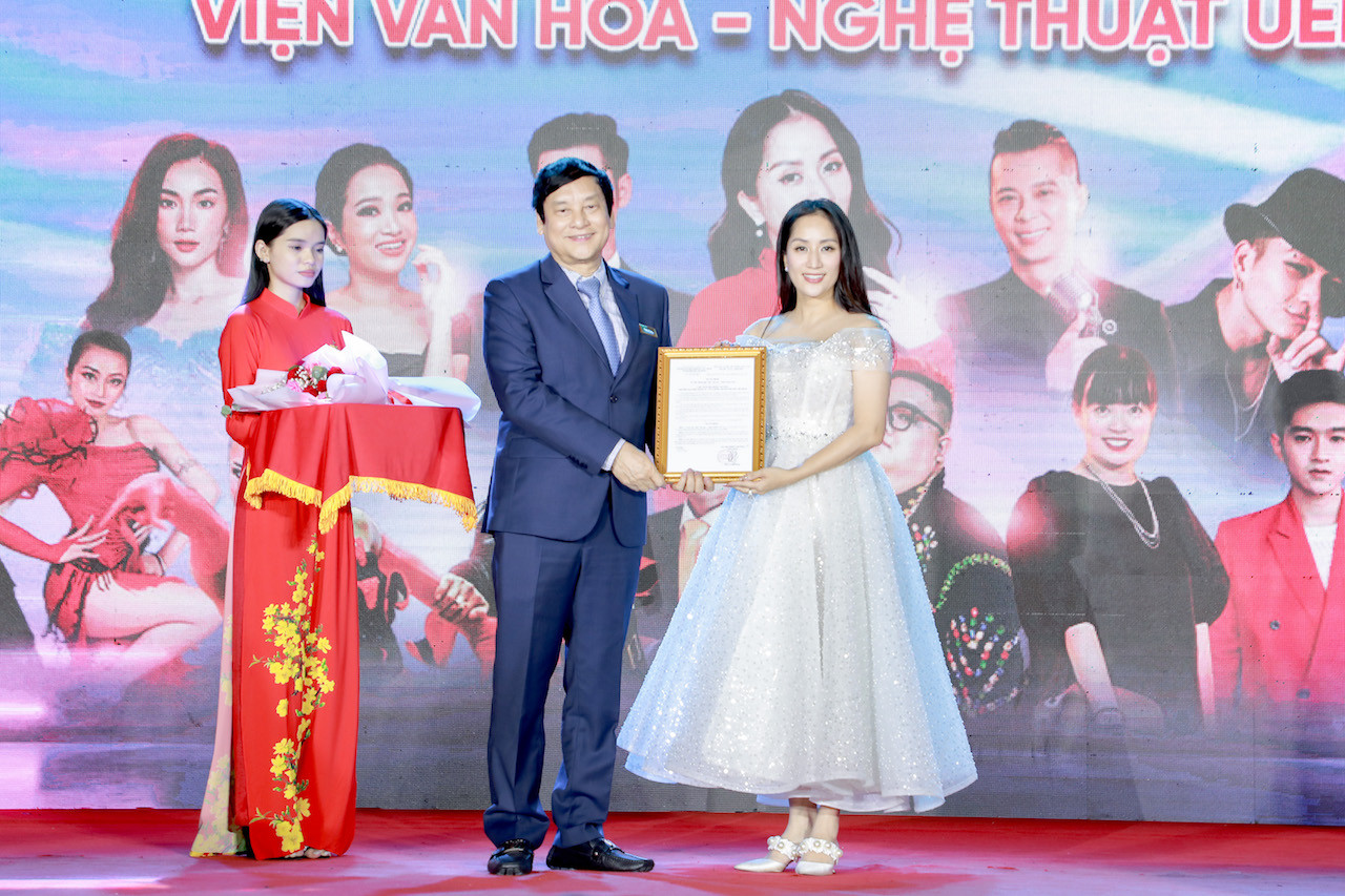 Khánh Thi nhận quyết định làm Viện trưởng Viện Văn hóa Nghệ thuật UEF.