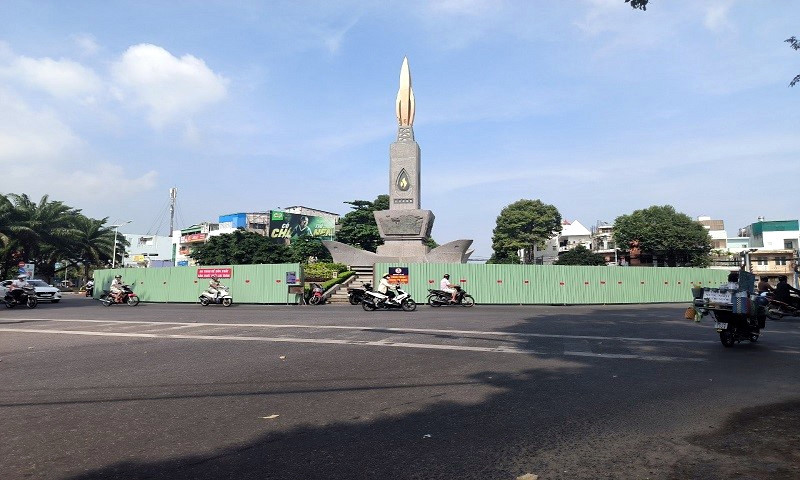 Hàng rào bảo vệ quanh tượng đài Dầu khí tại giao lộ 2/9 - Nguyễn An Ninh ở TP.Vũng Tàu đã được đơn vị thi công dựng lên. Ảnh: BXD. Hàng rào bảo vệ quanh tượng đài Dầu khí tại giao lộ 2/9 - Nguyễn An Ninh ở TP.Vũng Tàu đã được đơn vị thi công dựng lên. Ảnh: BXD.